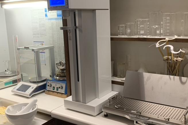 Het bereidingslabo van de apotheek met precisieweegschalen en glaswerk