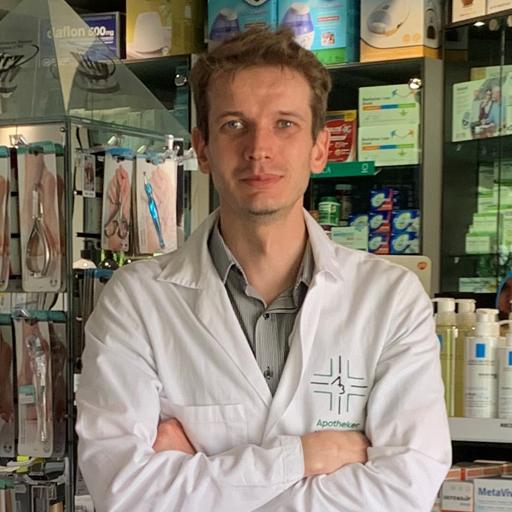 Apotheker Walewijn Bosman in witte jas in de apotheek